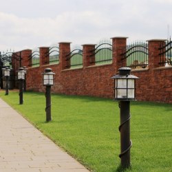 Schmiedekerzenständer und Lampen - Der beleuchtete Garten lädt zu einem Bummel ein